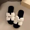 2026 Viento Algodón Hada Estilo Coreano Rojo Modernas Súper Trendy de Una Tira Otoño/Invierno Nuevas Pantuflas Peludas para Mujer, Pantuflas Planas para Exterior