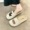 Chinelos femininos de salto baixo transfronteiriços para uso externo, sandálias Birkenstock casuais de sola reta com bico fechado, tamancos novos para primavera/verão atacado