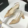 Zapatos Blancos de Tacón Alto Estilo Hada Verano 2025 con Tacón Grueso y Remaches, Sandalias de Moda Nuevas para Mujer con un Ambiente Maduro y Elegante