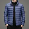 Etiqueta de corte de comercio exterior Abrigo de algodón de seda ligero para hombre Otoño e Invierno Casual Cálido Ultraligero Cuello Corto Abrigo de Algodón Abrigo