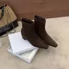 Botines de gamuza de punta cuadrada y tacón de cuña en una paleta de colores Maillard, con cremallera trasera, combinados con una falda y jeans de pierna ancha