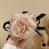 Temperamento gentil y dulce, scrunchie floral versátil para niñas, diadema de rosa de primavera, banda elástica, nuevo accesorio para el cabello 2026