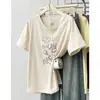 2026 Verano Nuevo Diseño Tallas Grandes Versátil Cuello Asimétrico Estampado de Letras Manga Corta Elegante Camiseta para Mujeres Tallas Grandes 0539