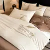 Conjunto de Roupa de Cama de Veludo de Leite Quatro Peças Inverno Veludo Coral Espessado Folha de Cama Outono e Inverno Capa de Edredom Saia de Cama Conjunto de Três Peças Roupa de Cama