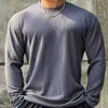 Camiseta atlética acanalada estilo americano, diseñada para hombres musculosos, suave y duradera, con cuello pequeño, mangas largas, adecuada para entrenamiento de fitness, correr y como capa base.