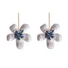 Brincos de Liga de Metal Florais Personalizados Retro Tendência Europeus e Americanos com Modelos Femininos de Nicho de Alto Padrão e Exquisitos