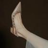 Zapatos de Tacón Grueso con Remaches Franceses y Punta Fina Primavera/Verano 2025 Sandalias de Charol con Tacón Cuadrado Color Nude de Celebridad de Internet Zapatos Elegantes con Espalda Hueca para Mujer