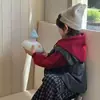 Colete de Couro Tendência para Meninos Primavera e Outono 2026 Conjunto de Três Peças com Calça Xadrez Estilo Coreano Infantil e Moletom com Capuz Casual Cool