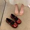 Sapatos franceses retrô Mary Jane mulheres salto alto 2024 nova primavera redonda dedo grosso sapatos de camada única com saia sapatos de couro pequeno
