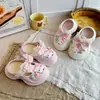 Chinelos Infantis Fofos de Desenho Hello Kitty Gatinha 2026 Novos de Verão Confortáveis Fechados