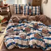 Conjunto de quatro peças em veludo de leite grau A, apresentando capa de edredom em flanela dupla face de fleece coral espessa, lençol de cima e lençol com elástico - um conjunto de cama de três peças