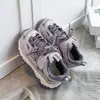 Tênis prateados para meninas, novo modelo outono 2026, super populares, de malha respirável, casuais, estilo "dad shoes", para crianças maiores