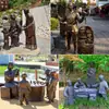 Figura Personalizada de Bronce Fundido Sentada en un Taburete Escultura para Uso en Plazas Exteriores, Presentando a una Persona Calculando con un Ábaco y Tostando Té, Adecuada para Calles Comerciales, Adorno de Estatua de Bronce para Escenas Pequeñas
