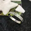 Pulseira de Aço Inoxidável Larga Colorida com Desenho de Losango Retro de Luxo Europeu e Americano para Mulheres Fivela Exclusiva Transfronteiriça do Oriente Médio Joia de Mão