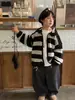 TaiRu 2026 Otoño Nuevo Estilo Suéter Cardigan Rayado Casual para Niños Chaqueta de Punto Moda Coreana Infantil Moderna