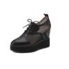 Sapatos de Salto Plataforma com Cadarço de 10cm de Altura Interna 2025 Novos Sapatos com Orifícios Vazados Respiráveis Versáteis de Couro e Mesh