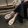 Pantuflas peludas de un paso fáciles de poner para mujer, se pueden usar afuera, ins 2026 otoño, atuendo de moda personalizado, suela plana de felpa, pantuflas de algodón con una sola tira