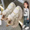 Tenis Casuales Estilo Universitario para Niñas 2024 Primavera y Otoño Nuevo Malla Transpirable Niños Grandes Antideslizantes Zapatos de Papá para Niños