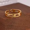 Anéis de Casal Vazados Únicos em Formato de Coração, Acessório de Moda Feminino de Luxo Leve com Anéis de Cristal com Design Microincrustado