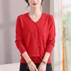 Novo suéter estilo chinês para mães, novo modelo outono e inverno, gola V, bordado tridimensional, cor sólida, estilo chinês tradicional, cardigã de tricô vermelho vintage