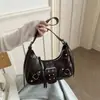 2026 nova bolsa de ombro transversal versátil de alta qualidade para o dia a dia, personalizada com rebites e pregas, estilo moto, bolsa meia-lua