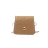 Bolso mini cuadrado de lujo ligero estilo coreano al por mayor para mujer, nuevo modelo otoño 2026, bolso de hombro con cadena de patrón oscuro, bolso cruzado para el día a día