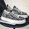 Zapatos de Hombre Verano 2024 Cómodos Transpirables Zapatos de Lona Zapatos de Plataforma Zapatos de Tabla Coreanos Modernos Combinan con Todo Moda Aumentan la Altura Zapatos Casuales