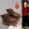 Botas Martin Infantis 2026 Outono/Inverno Novo Estilo Botas Curtas para Meninos Aveludadas Espessadas Botas para Meninas Botas de Couro para Bebê de Inverno