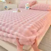 Falda de cama de felpa de conejo engrosada para invierno, juego de tres piezas de terciopelo de leche, protector de colchón para el hogar con cubierta de cama de forro polar, comercio exterior