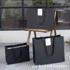 Bolsa de Papel Tipo Satchel para Tienda de Ropa de Alta Gama Bolsa Satchel Negra sin Pliegues Bolsa de Papel con Logo Personalizado Bolsa Satchel Universal para Centro Comercial