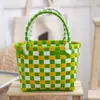 Bolso de Mano Tejido de Plástico Nuevo para Verduras Bolso de Playa DIY Foto Casual para Mujer Modelo de Celebridad de Internet Venta al por Mayor desde el Fabricante