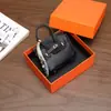 Nuevo y moderno colgante de mini bolso de platino, bolso de lipstick de alta gama, decoración de bolso para auriculares, accesorio de llavero para coche, venta al por mayor