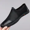 2026 Novo Estilo de Verão Masculino Malha Respirável Casual Couro Calçados Masculinos Buracos Vazados Sandálias Slip-On Calçados Masculinos 128