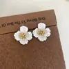 Pendientes Florales Exquisitos Estilo Retro Francés para Mujer, Modernos Elegantes, Gama Alta, Elegantes y Personalizados, Accesorios de Pendientes Blancos y Versátiles
