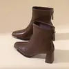 Botas de tornozelo de salto grosso estilo francês para mulheres, nova coleção outono/inverno 2026, perfeitas com vestidos, botas de cano justo, botins pequenos e botas coturno