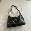 Nova Bolsa de Ombro para Viagem Transfronteiriça Estilo Doce-Cool Menina Apimentada com Tachas na Axila, Grande Capacidade para o Dia a Dia, Design de Nicho da Moda