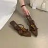 Versión de Piel de Oveja 2026 Verano Nueva Moda Chanclas de Exterior con Pedrería para Mujer Sandalias Versátiles de Tacón Bajo
