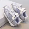 Zapatillas para niñas 2026 nuevas de malla transpirable suela blanda antideslizantes con velcro Hello Kitty lindas rosas versátiles ligeras