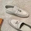 Mocasines Retro de Ante de Lujo Ligero Guangzhou con Hebilla de Metal Colgante, Zapatos Planos con Suelas Suaves, Zapatos Slip-On Estilo Británico para el Trabajo