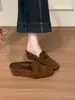 Primer encuentro: Nuevos Zapatos de Mujer Verano 2026 - Mules Retro Versátiles que Aumentan la Altura, Punta Cerrada para Uso en Exteriores, Parte Superior de Gamuza