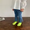 Calça jeans para meninas de primavera e outono, calça flare estilosa e moderna estilo coreano com fenda, popular entre influenciadores