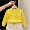 Roupas infantis estilo coreano coleção outono 2026: cardigã de tricô com tranças amarelo bordado e calça casual de perna larga para meninos e meninas