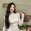 Camiseta feminina slim versátil com gola semi-alta, forro de fleece, base franzida, modelagem justa, justa ao corpo, quente, moderna, manga longa, ombro normal