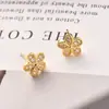 Pendientes Pequeños de Flor Chapados en Oro Real con Circonita Microincrustada Aguja de Plata S925 Diseño Pequeño Crisantemo Pendientes Elegantes de Moda Exquisitos