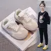 Sapatos casuais retrô de sola macia para crianças, novo modelo de início de outono 2026, tênis de treino alemães para meninos, tênis esportivos coloridos para meninas