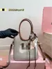 El nuevo bolso tote de Miu Miu es una bolsa de compras de gran capacidad con un diseño de lona vintage y moderno, adecuada para llevar al hombro, en la mano o debajo del brazo para mujeres
