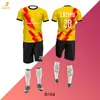 Venta al por mayor de fábrica de conjuntos de uniformes de fútbol para entrenamiento y competición de equipos escolares, Uniformes de fútbol con texto y números estampados, Uniformes de partido de fútbol