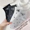 Calcetines Zhuji para Mujer de Primavera y Verano Finos Blancos Transpirables Absorbentes de Sudor Deportivos Lindos Estudiante Calcetines Bajos con Zapatos Blancos