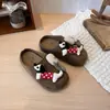 Pantuflas para niña para usar en exteriores 2026 Otoño Nuevo Estilo Niños Pantuflas Birkenstock de Punta Cerrada para Niños Medianos y Grandes Sandalias Slip-ons Medias Pantuflas