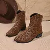Botas curtas femininas de salto médio 2026 outono salto grosso calçados femininos de comércio exterior transfronteiriço estampa de leopardo europeu e americano tamanho grande bico fino camurça